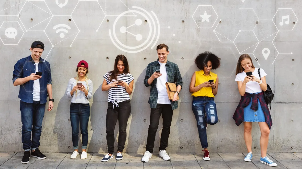 Pessoas conectadas em diferentes redes sociais representadas por ícones no celular