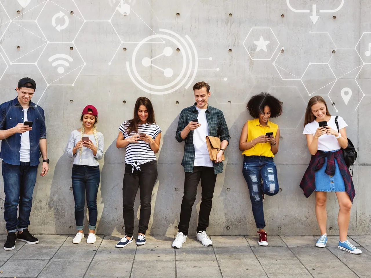 Pessoas conectadas em diferentes redes sociais representadas por ícones no celular