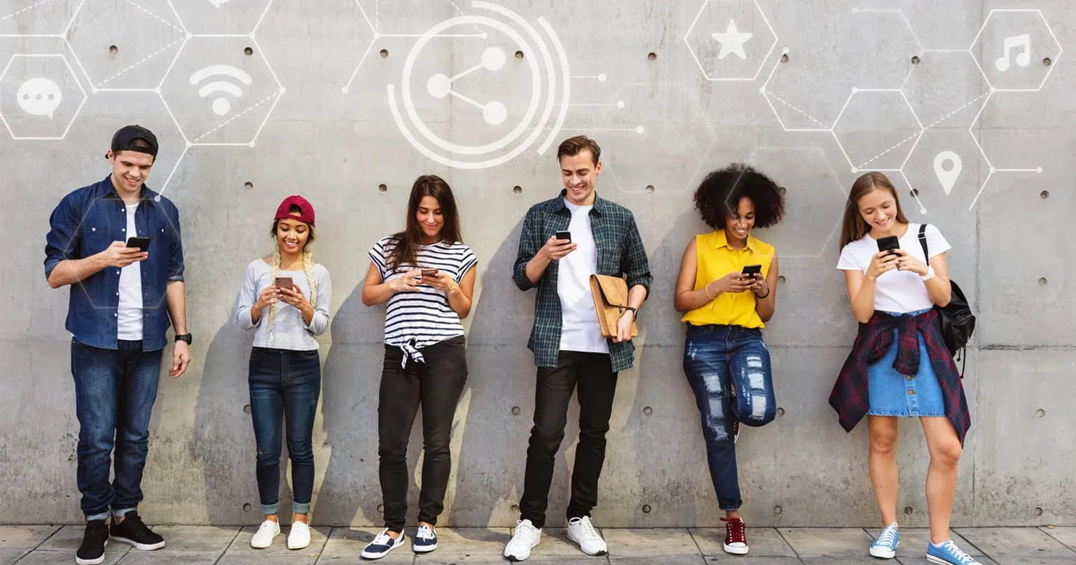 Pessoas conectadas em diferentes redes sociais representadas por ícones no celular