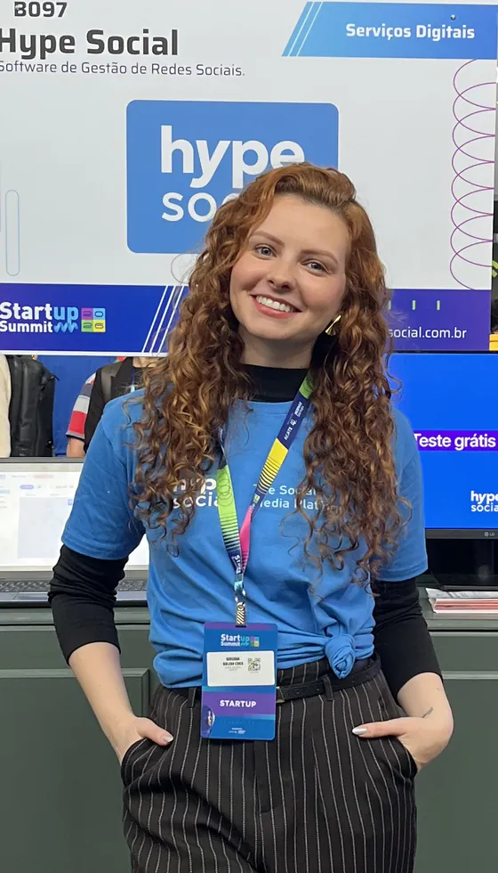 Giuliana, do time do Hype Social, no estande da marca no Startup Summit